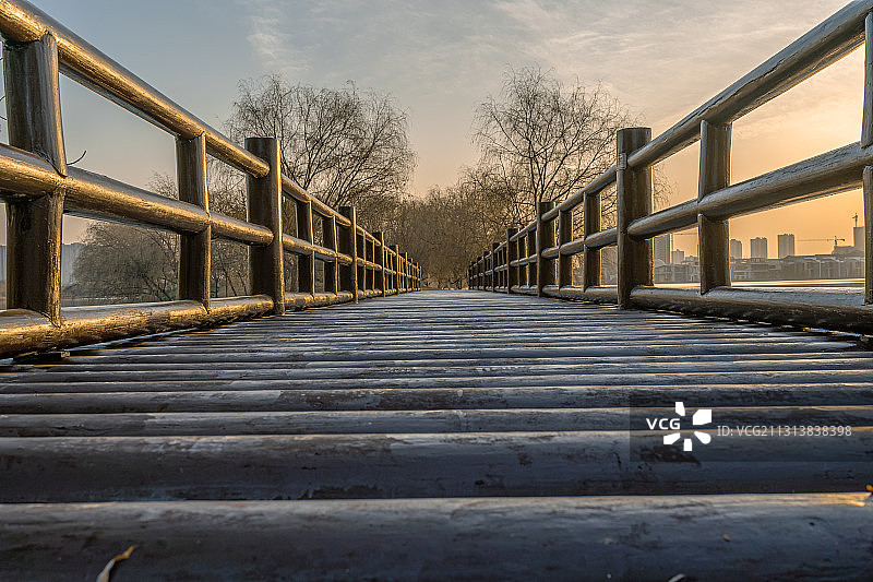 黄冈市遗爱湖公园木桥过道图片素材