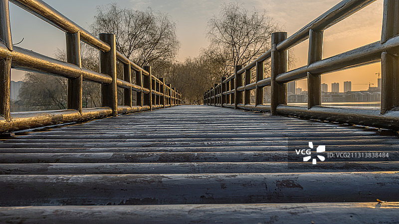 黄冈市遗爱湖公园木桥过道图片素材