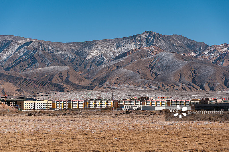 晴天下的青海海西大柴旦镇图片素材