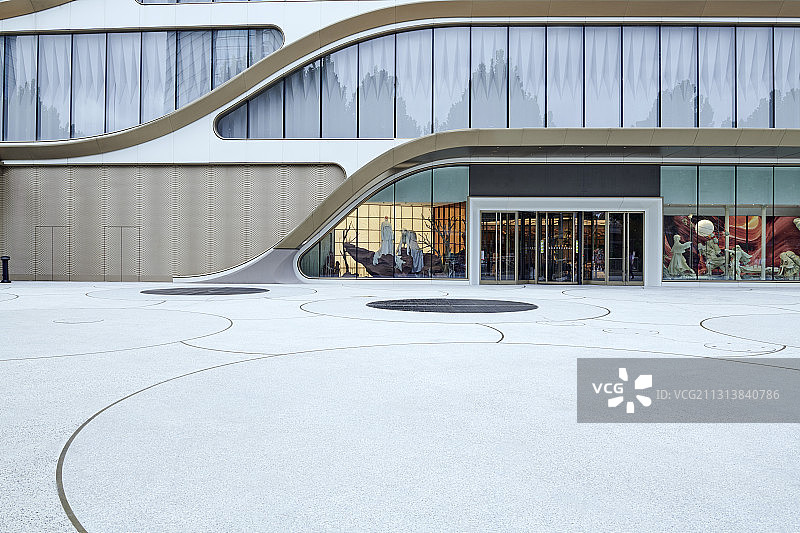 北京CBD高档购物中心和门前广场图片素材