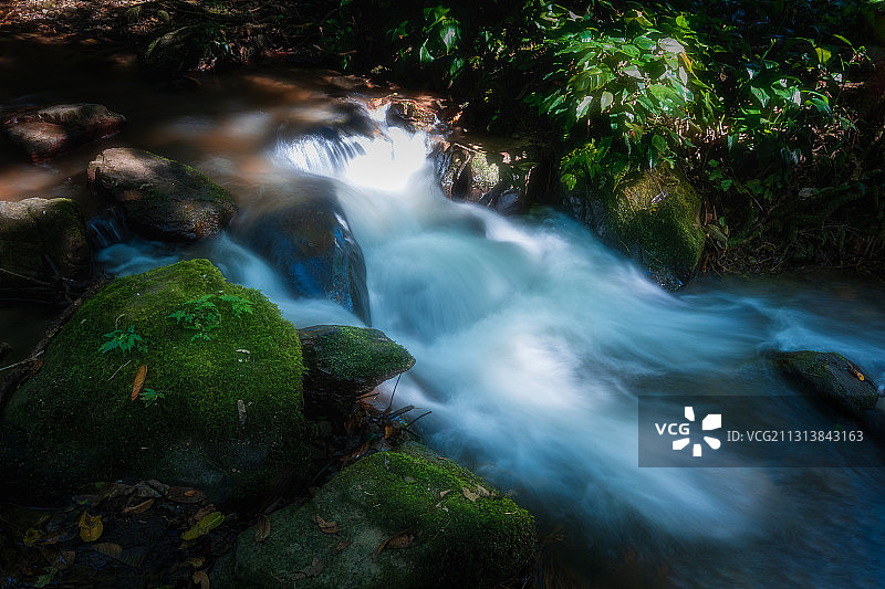 云南德宏瑞丽莫里瀑布景区林间清溪图片素材