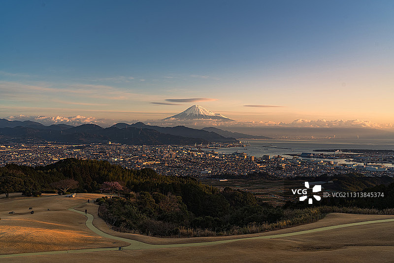 在日本平眺望清晨的富士山莱状云图片素材