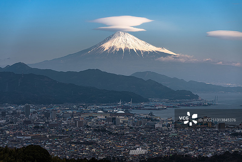 在日本平眺望富士山 莱状云图片素材
