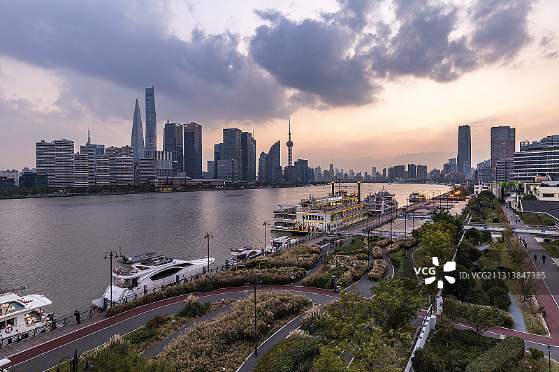 中国上海魔都杨浦滨江船厂北外滩杨树浦路秋天景色城市风光日落火图片素材
