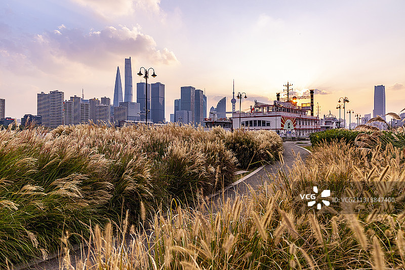 中国上海魔都杨浦滨江船厂北外滩杨树浦路秋天景色城市风光日落火图片素材