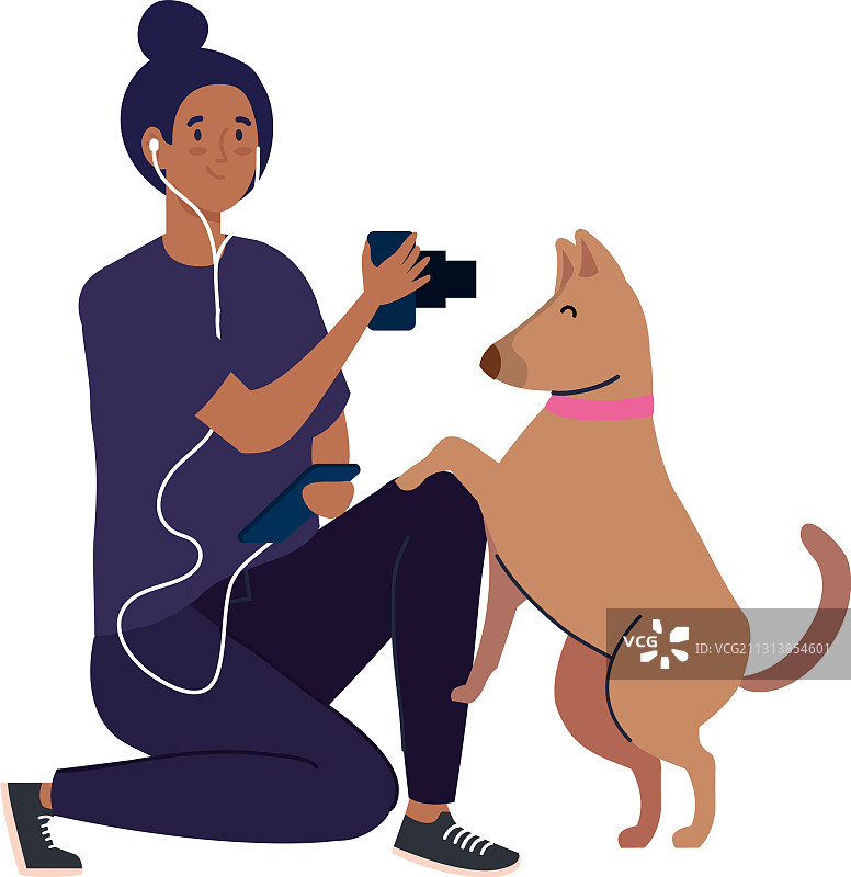 年轻女摄影师给狗拍照图片素材