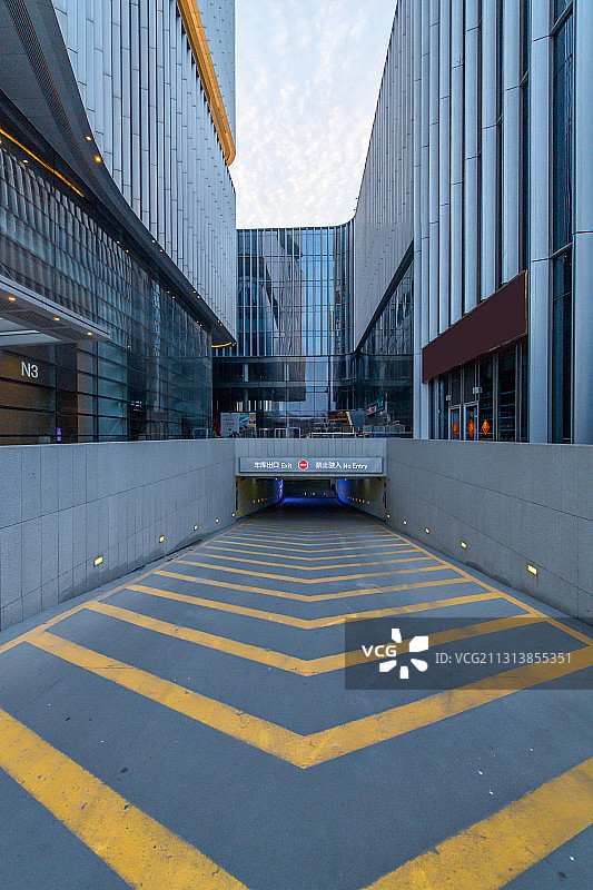城市商务区写字楼地下停车场坡道入口图片素材