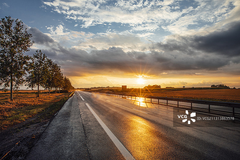 雨后，夕阳下的公路图片素材