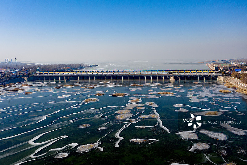 微山湖南出口韩庄节制水闸现冰泡奇观图片素材