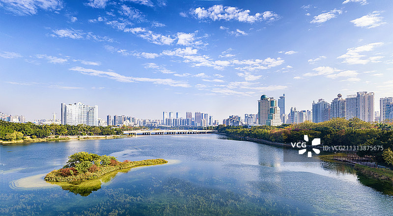 2020年12月21日冬至日航拍蓝天白云下的南宁南湖公园图片素材