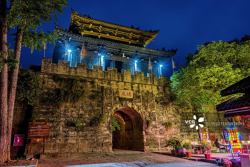 中国四川广元昭化古城瞻凤门夜景图片素材