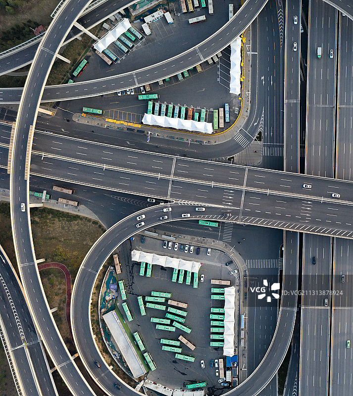 河南郑州农业路中州大道立交桥和桥下公交场站正上方航拍俯视视角图片素材