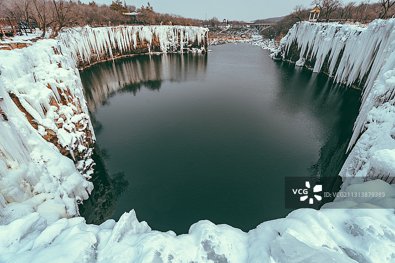 黑龙江省宁安市镜泊湖风景名胜区吊水楼瀑布冬景图片素材