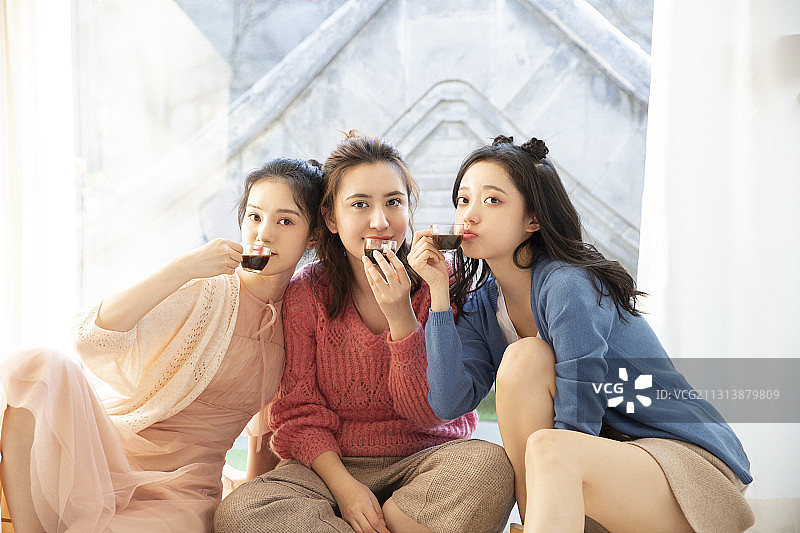 三个闺蜜居家聚会喝咖啡嬉戏聊天图片素材