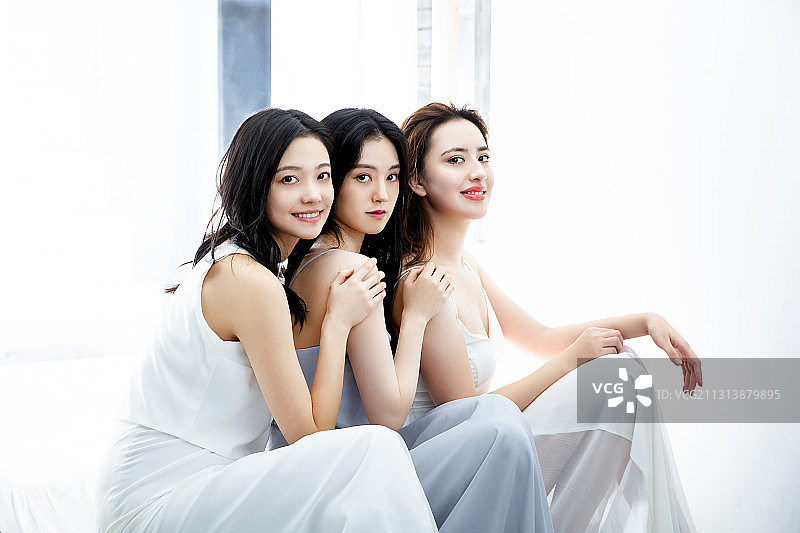 三个时尚美容闺蜜肖像图片素材