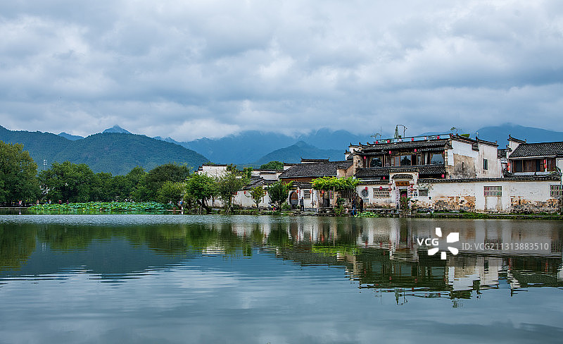 雨后皖南古徽州黄山脚下，5A景区宏村水墨画般景色图片素材