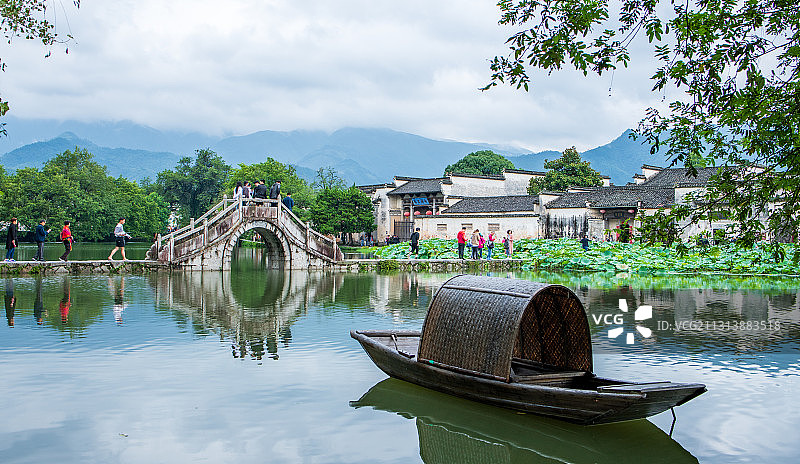 雨后皖南古徽州黄山脚下，5A景区宏村水墨画般景色图片素材