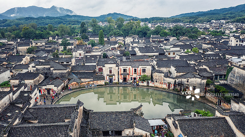 雨后皖南古徽州黄山脚下，5A景区宏村水墨画般景色图片素材