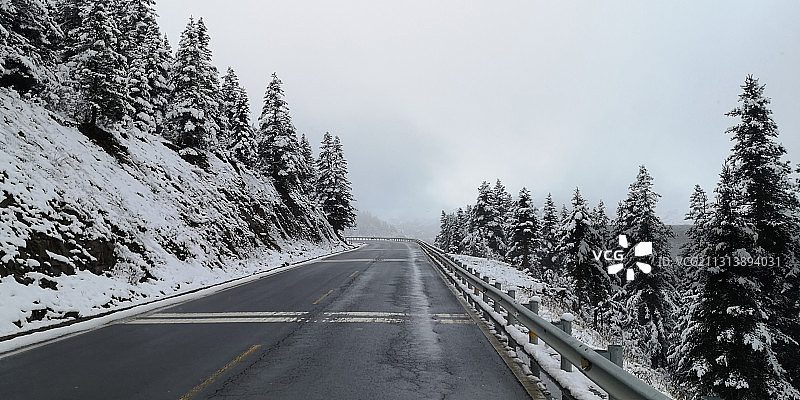 大雪中的川藏公路甘孜段图片素材