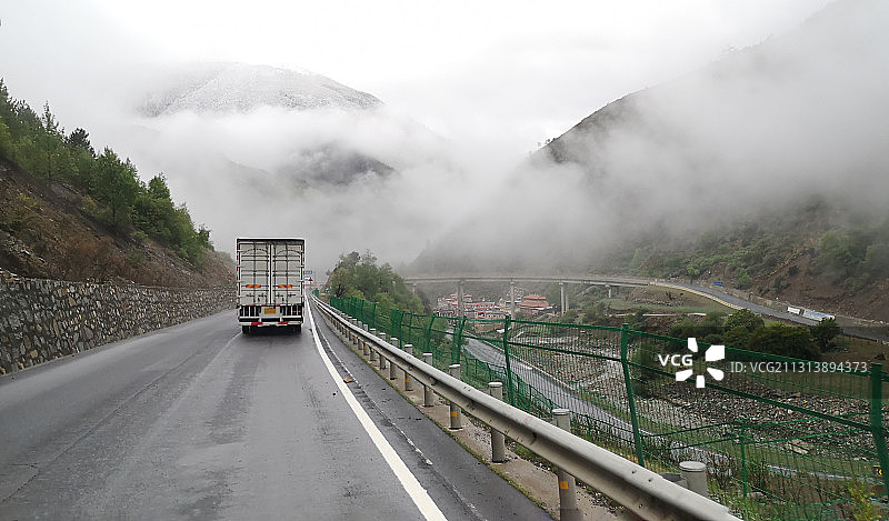 云雾中的川藏公路甘孜段图片素材