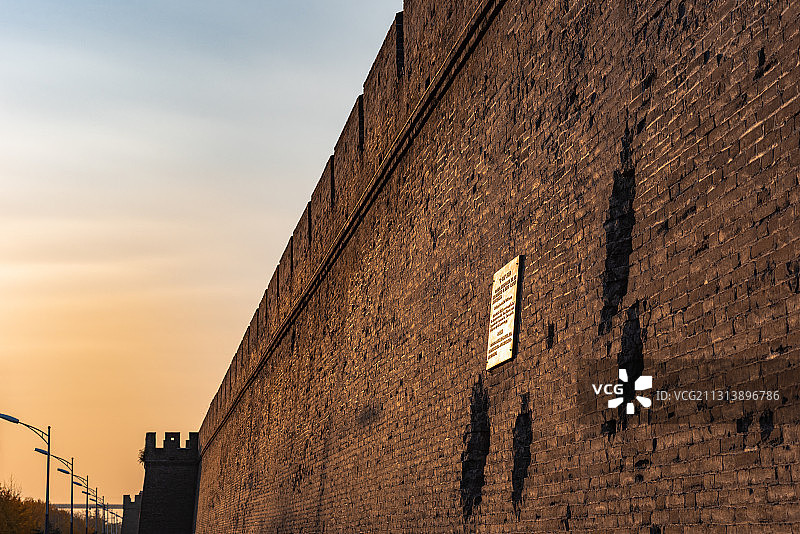 夕阳下的北京宛平城城墙，七七事变弹坑遗址图片素材