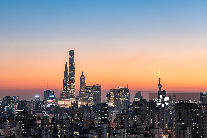 上海市杨浦区浦东新区陆家嘴城城市天际线黄昏日落夜景全景图片素材