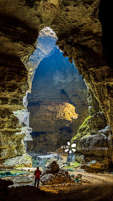 溶洞天窗震撼的那一束光图片素材