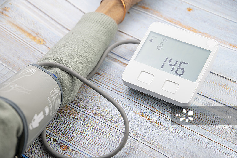 老人正在测量血压图片素材
