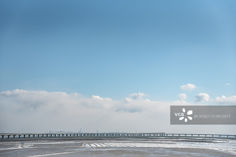 寒冷的冬季青岛跨海大桥下冻结厚厚一层冰图片素材