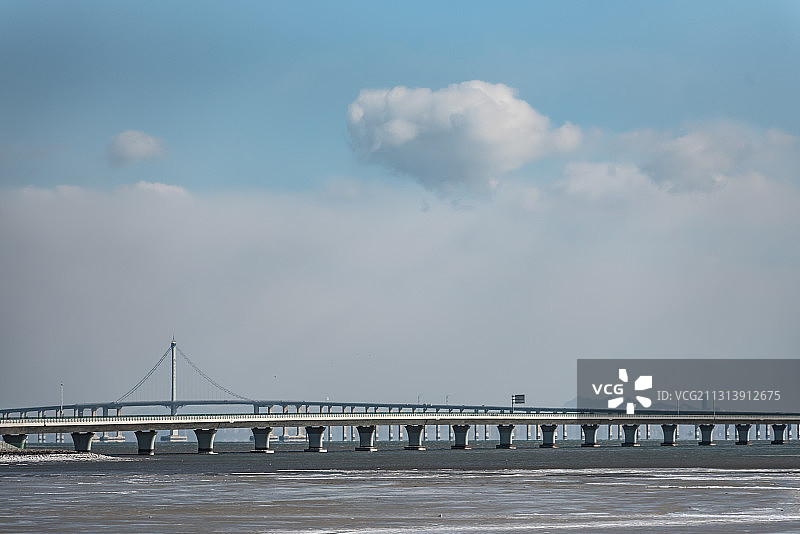 寒冷的冬季青岛跨海大桥下冻结厚厚一层冰图片素材