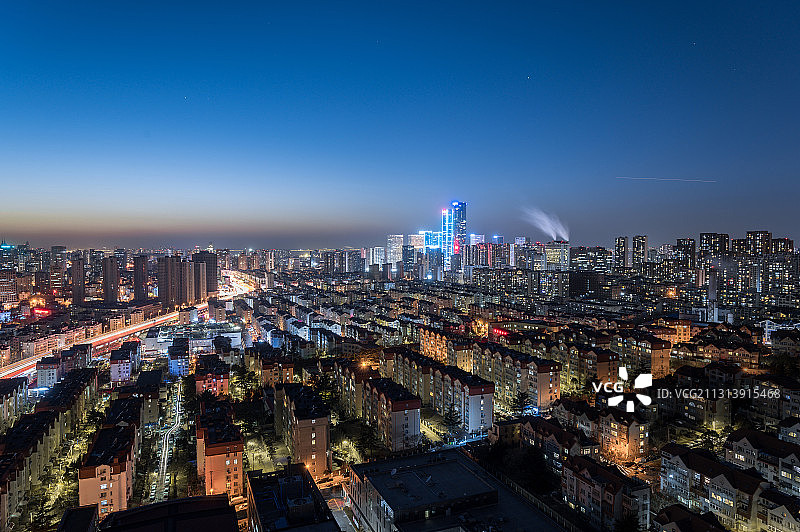 高楼俯瞰山东青岛市市北区城市风光夜景图片素材