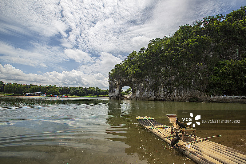 中国广西桂林象山景区象鼻山和鸬鹚图片素材