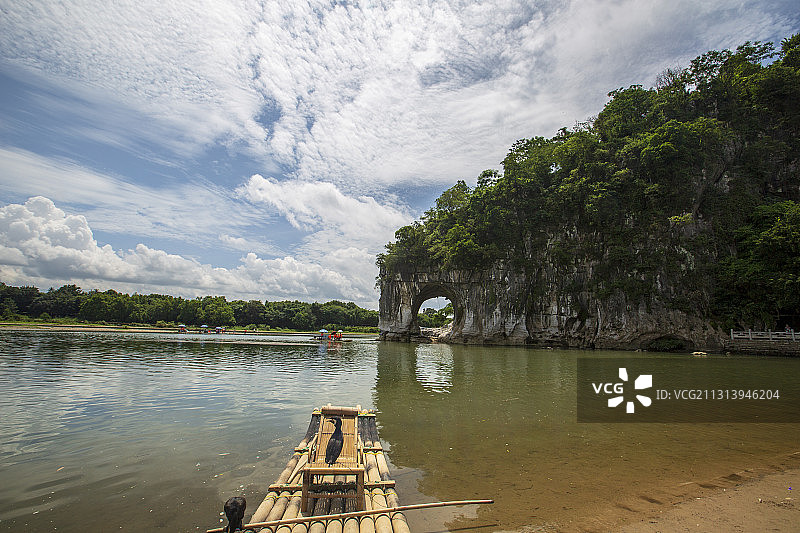 中国广西桂林象山景区象鼻山和鸬鹚图片素材