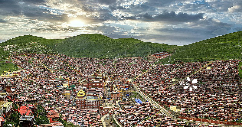 宁静祥和的色达佛学院图片素材