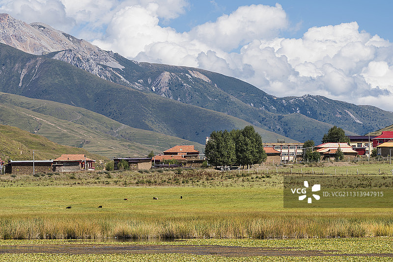 川西甘孜藏族自治州炉霍县一藏族村寨图片素材