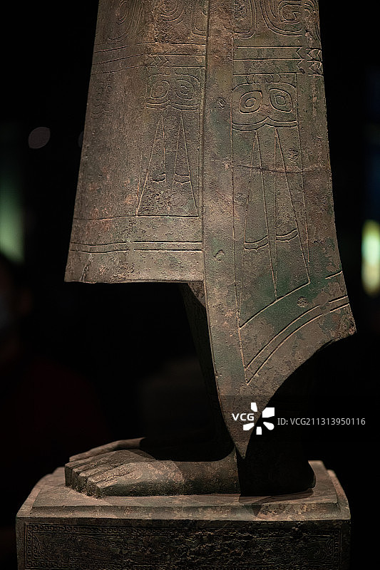 广汉三星堆博物馆青铜大直立人细节展示图片素材