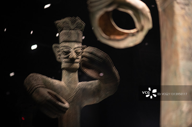 广汉三星堆博物馆青铜大直立人细节展示图片素材