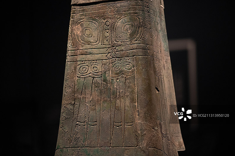 广汉三星堆博物馆青铜大直立人细节展示图片素材