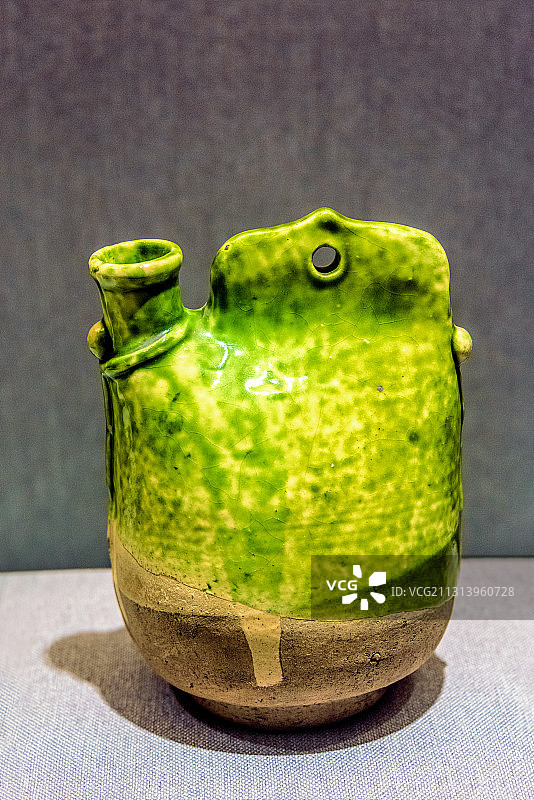 中国辽宁省博物馆辽代绿釉单孔鸡冠壶图片素材