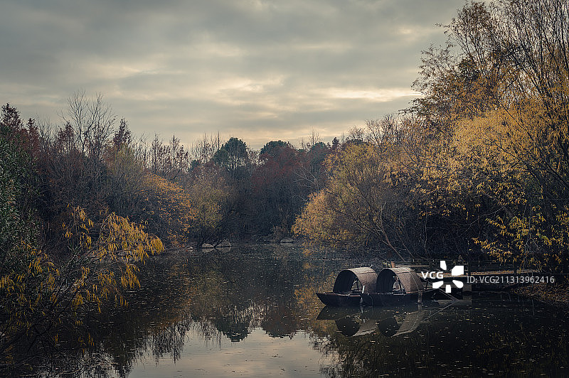 冬天时吴淞炮台湾湿地公园里的湖泊图片素材