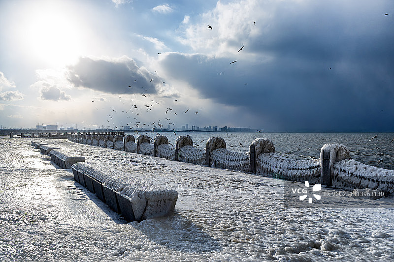 冬日冰雪覆盖下滨海广场图片素材