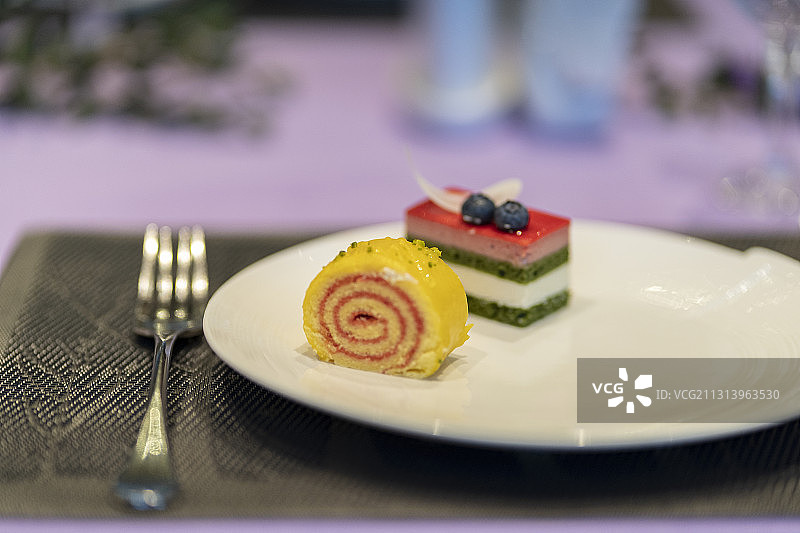 紫色系西餐桌上摆放的餐前小点心图片素材