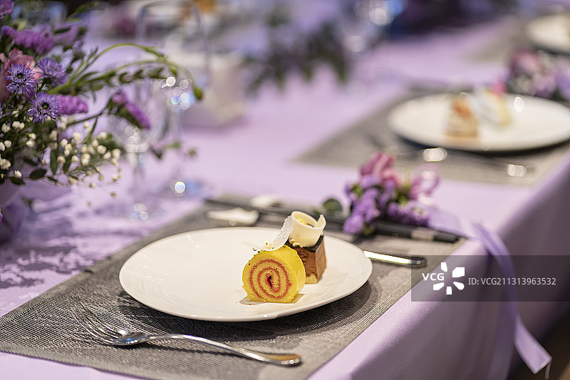 紫色系西餐桌上摆放的餐前小点心图片素材