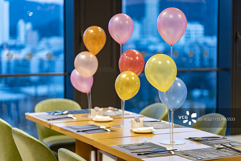星级酒店餐厅里装饰有气球的餐桌图片素材