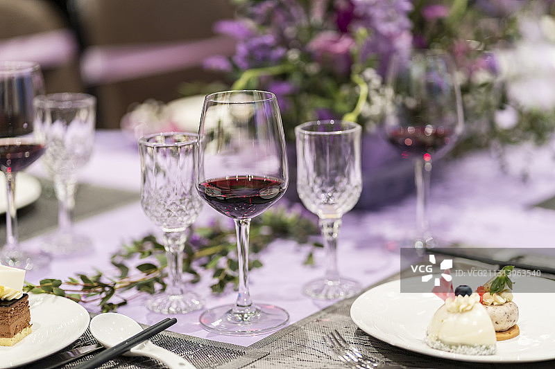 紫色系西餐桌上摆放的餐前小点心图片素材