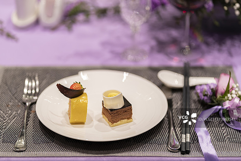 紫色系西餐桌上摆放的餐前小点心图片素材