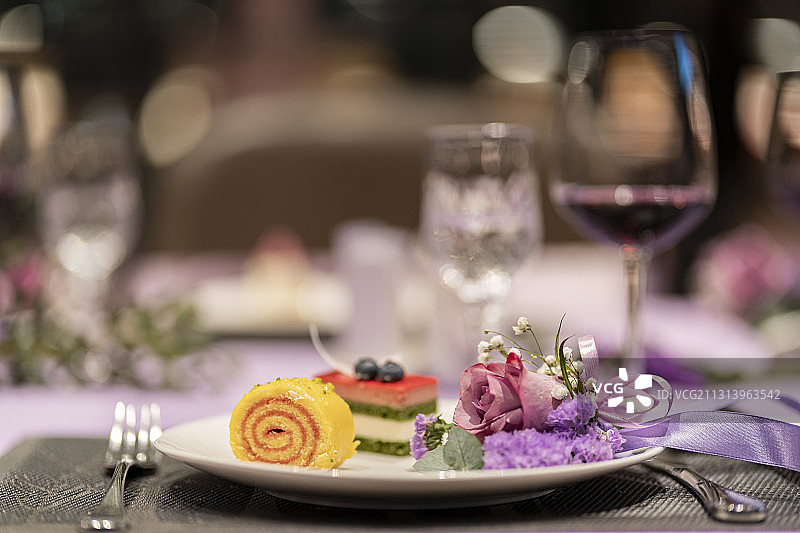 紫色系西餐桌上摆放的餐前小点心图片素材