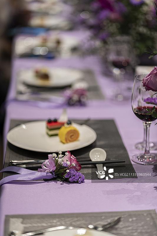 紫色系西餐桌上摆放的餐前小点心图片素材