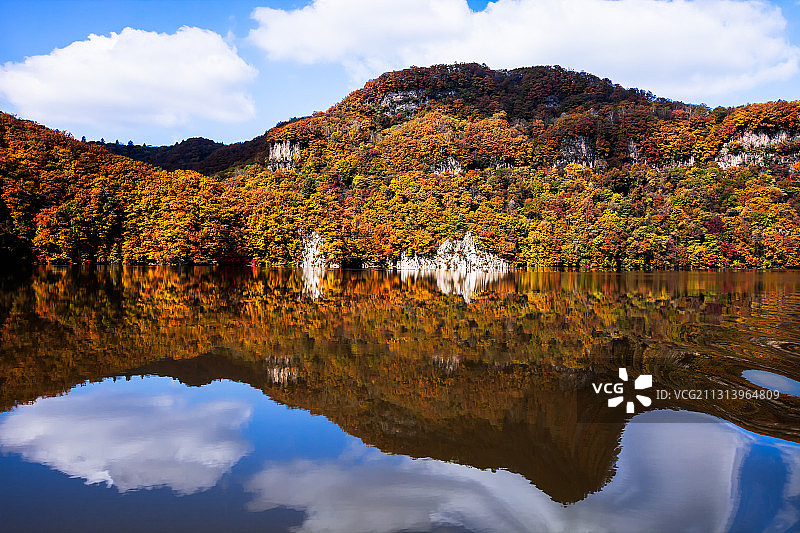 秋染白山湖图片素材