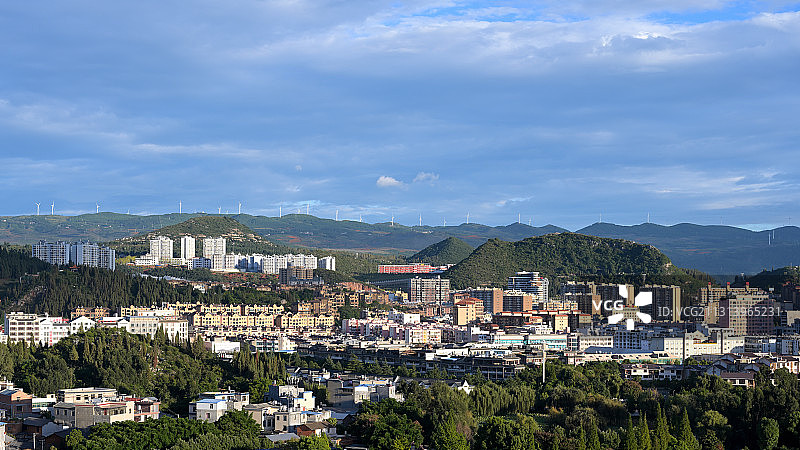 泸西县城北部城区局部与风电场远眺图片素材